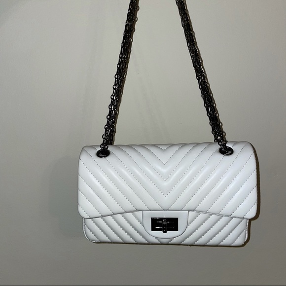 Chanel style, chevron quilted white leather flap bag with unique chain - Picture 2 of 10